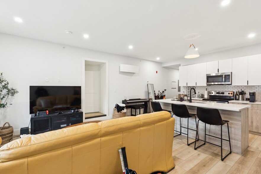 Building Photo - 3849 Lancaster Ave