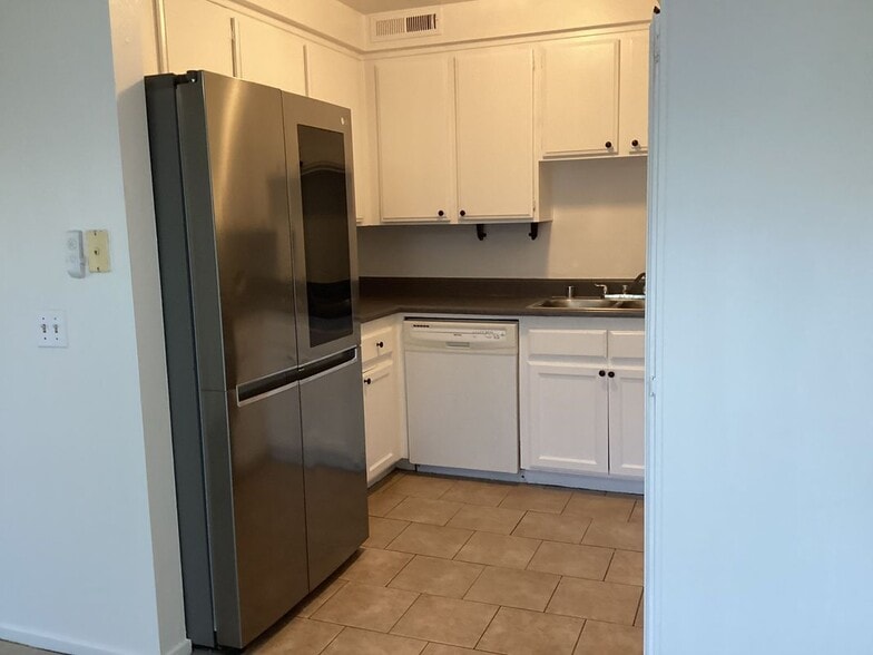 Building Photo - 1430 W Badillo St