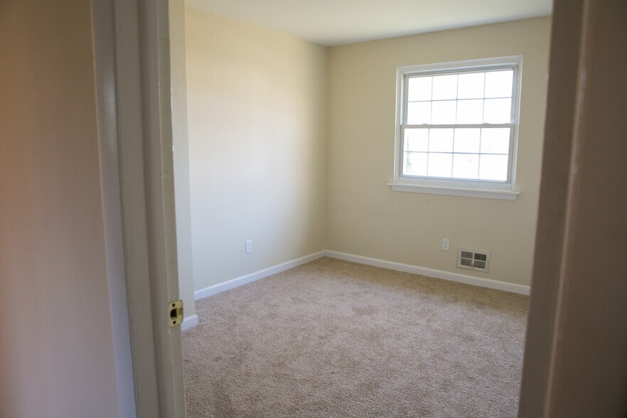 Bedroom - 244 Vollmer Pkwy