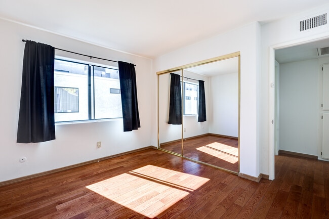 Building Photo - 13959 Victory Blvd