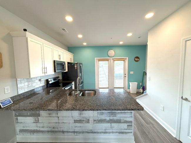 Building Photo - 812 Moen Pl