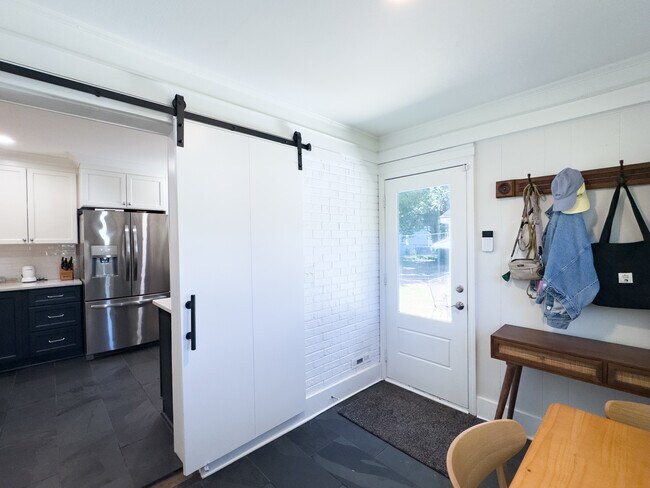 Building Photo - 5415 Larchmont Ave