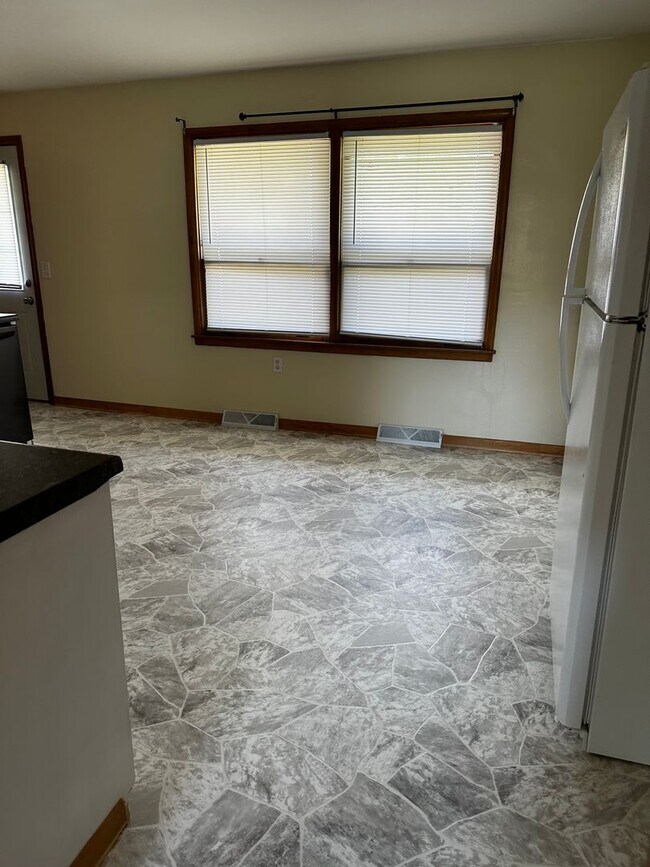 Building Photo - East Side 3 Bedroom Home!