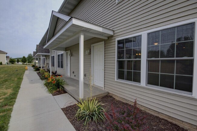 Building Photo - Gorgeous 3 Bedroom Townhome