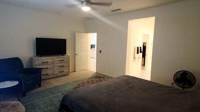 Building Photo - Like new 4-bedroom with Teen suite & Commu...