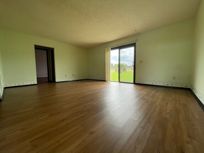 Building Photo - 342 Oak Track