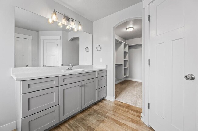 Building Photo - 6 Bedroom 3.5 Bathroom House in Saratoga Springs!