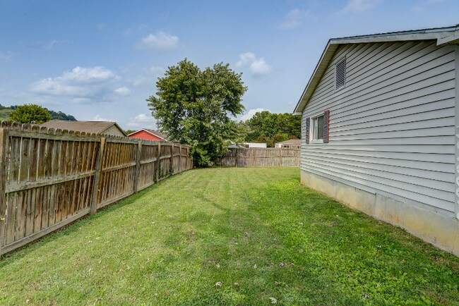 Building Photo - 2027 Katelyn Dr