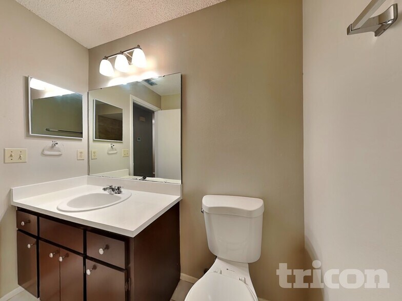 Building Photo - 4918 Ithaca Ln