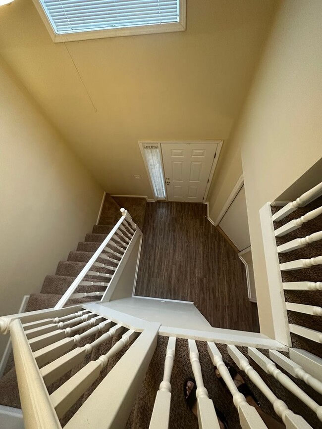 Building Photo - Dunwoody Subdivision - End Unit!  EXTRA PARKING!