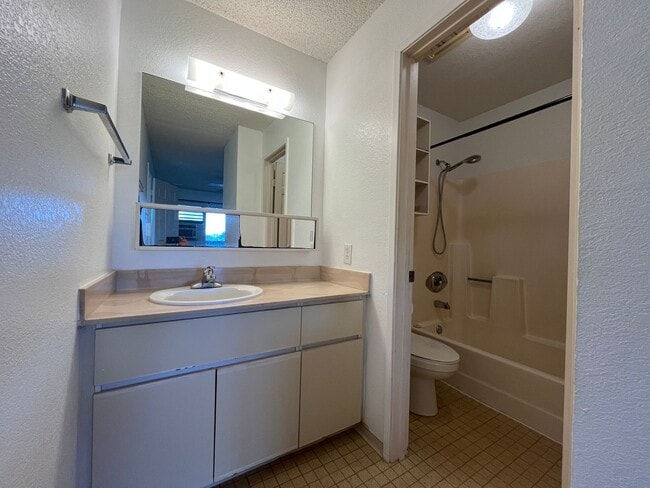 Building Photo - Ihona (Waipahu/Waipio) - Upstairs 1 Bedroo...
