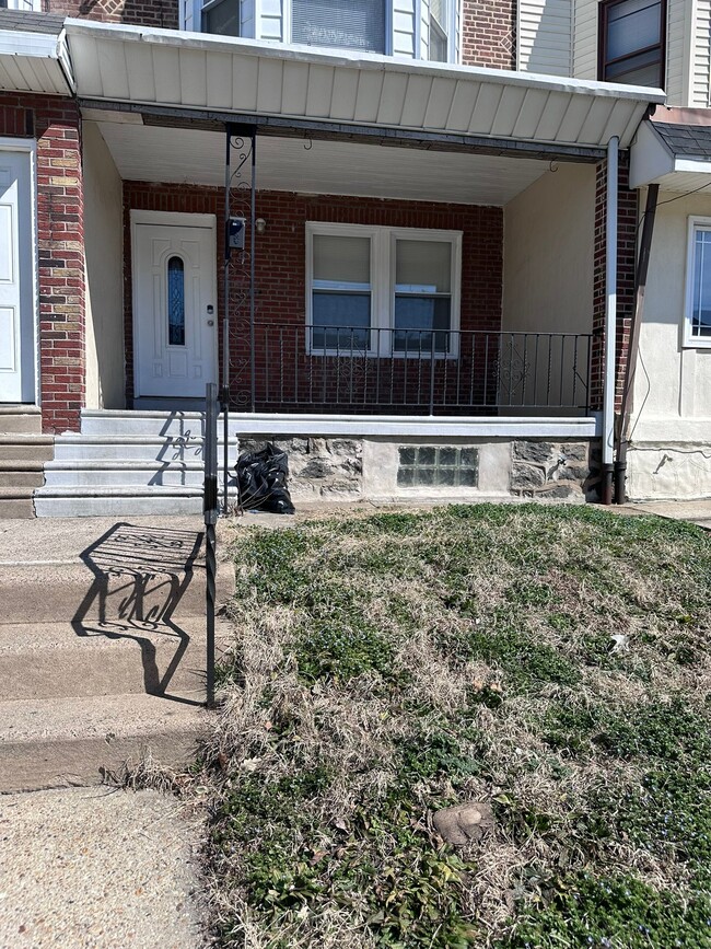 Building Photo - 2647 S 68th St