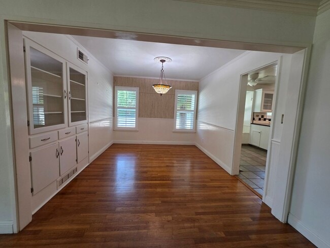 Building Photo - 2 bedroom 2 bathroom with brand new A/C un...