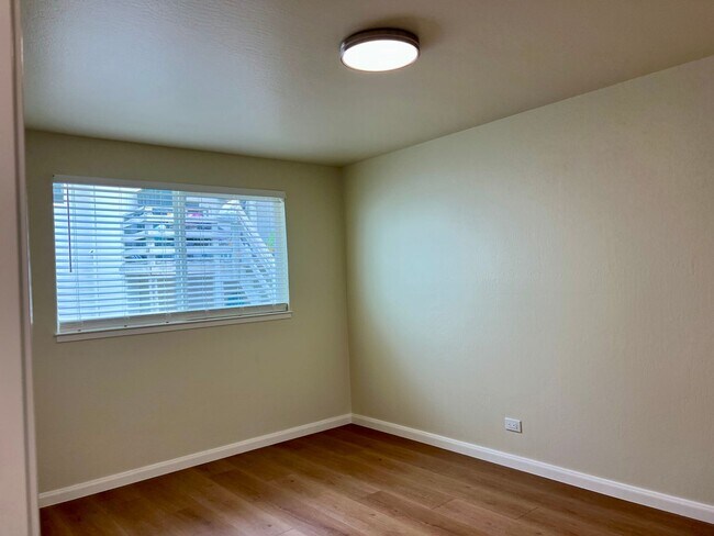 Building Photo - Light, bright & all NEW inside. Beautiful upgrades in this naturally bright 2 bd, 1 ba unit with ...