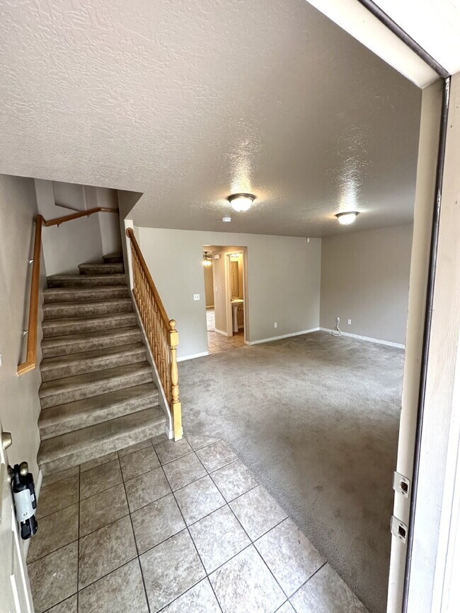 Building Photo - Townhome in prime location