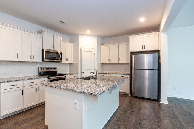 Building Photo - BEAUTIFUL 3 Bedroom Townhome Bonterra Vill...