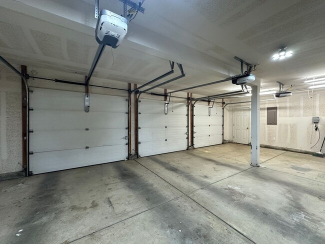 Building Photo - Large Three Bedroom Home in the Hills of West Salem