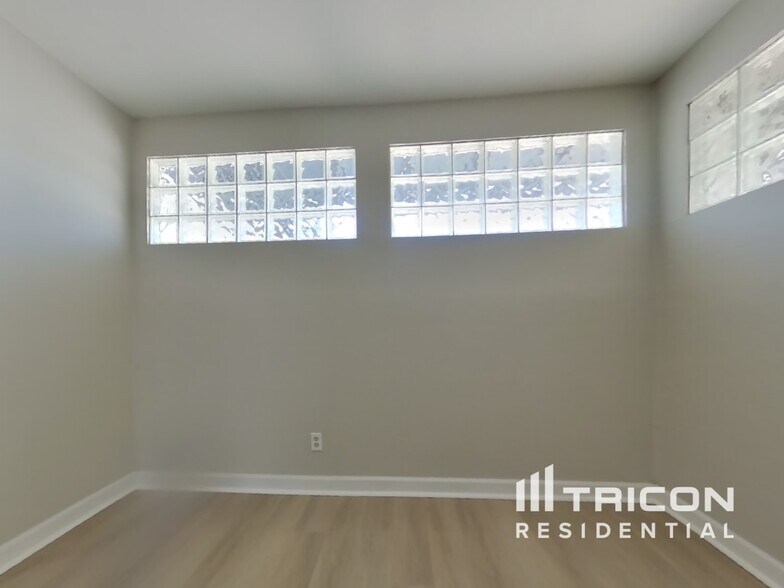 Building Photo - 7730 N 33rd Dr