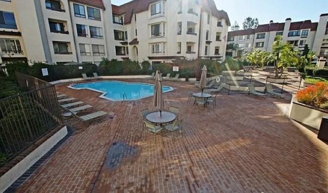 Building Photo - 5865 Friars Rd