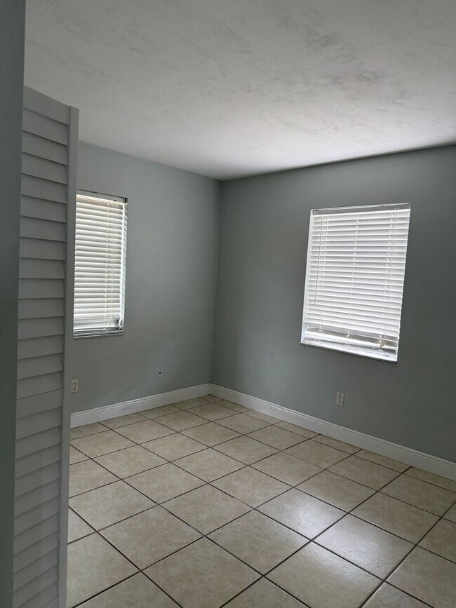 Building Photo - Three bedrooms one bath Deltona
