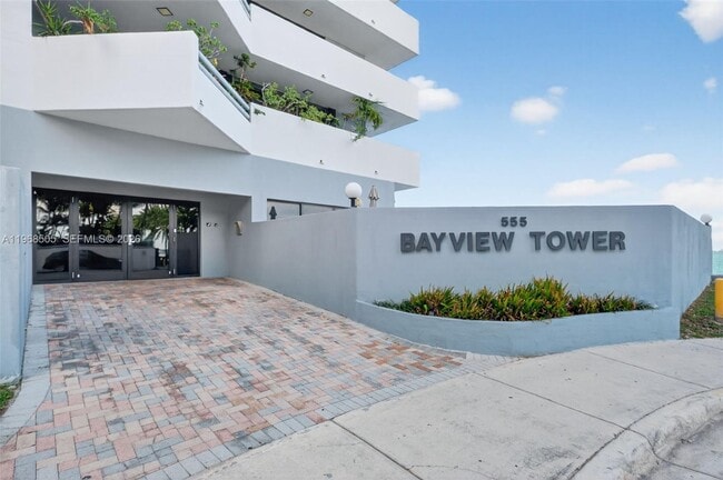 Building Photo - 555 NE 30th St