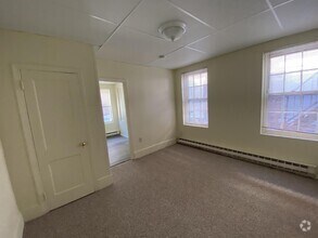 Building Photo - Charming Studio