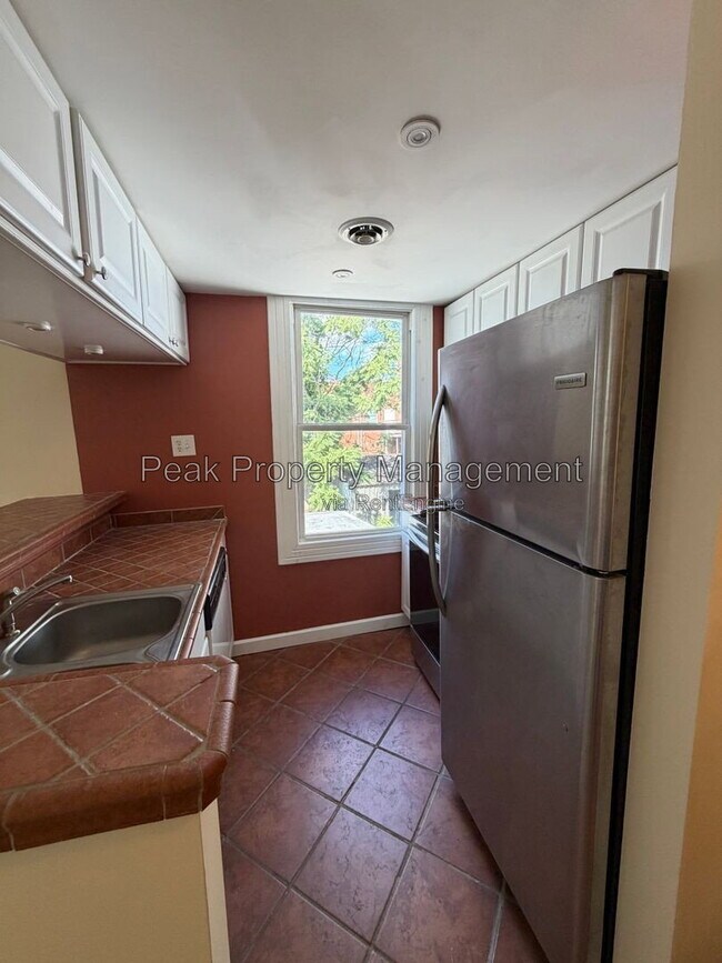 Building Photo - 3120 Parkwood Ave