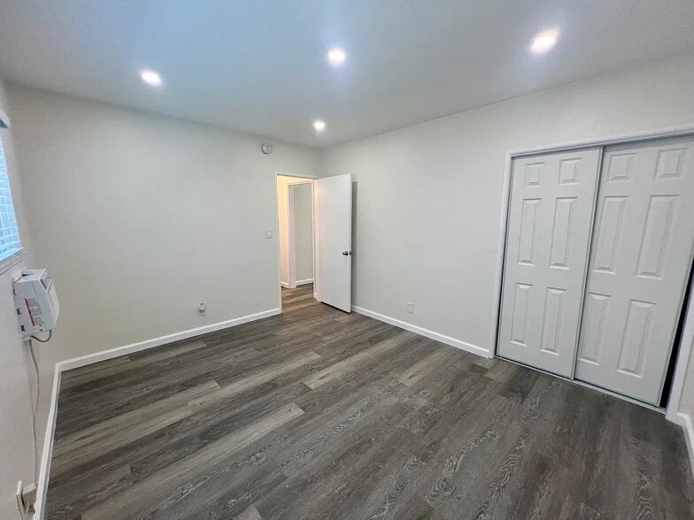 Building Photo - 15025 Burbank Blvd