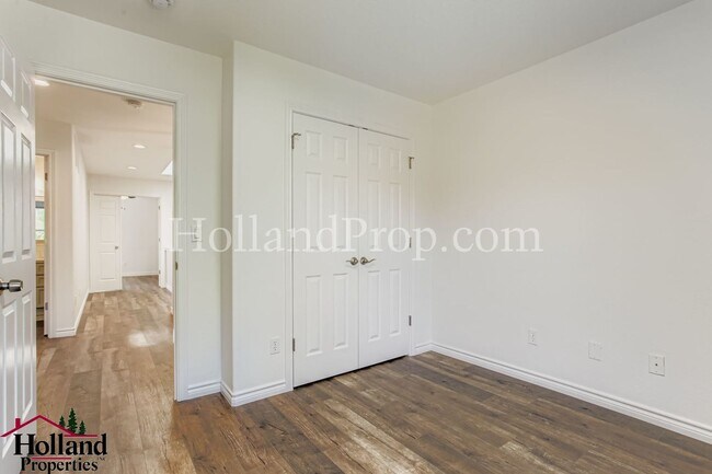 Building Photo - Elegant 3-Bedroom Home Steps from Nature