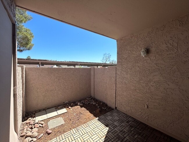 Building Photo - Spacious 1 bedroom/1 bath