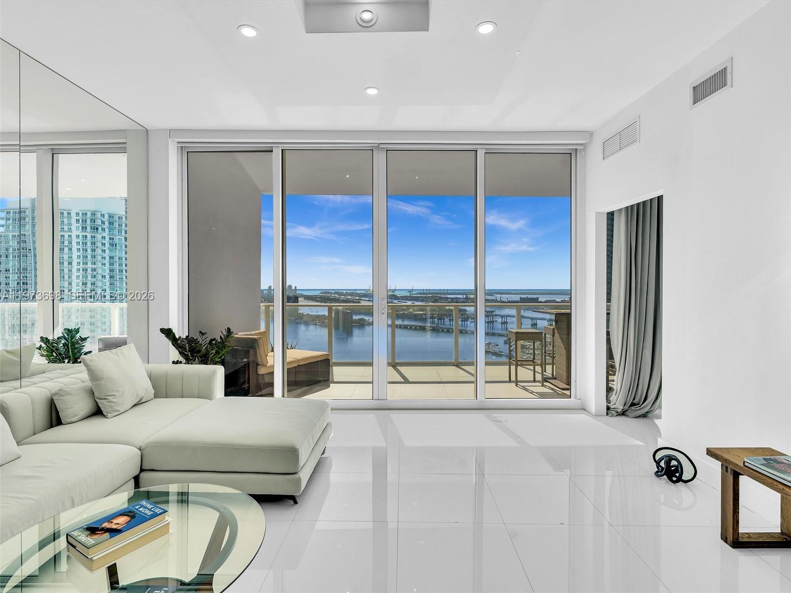 Building Photo - 2020 N Bayshore Dr