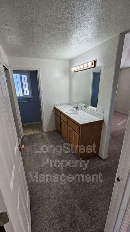 Building Photo - 2565 Burlington St NE