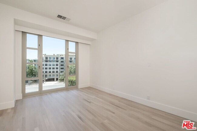 Building Photo - 10580 Wilshire Blvd