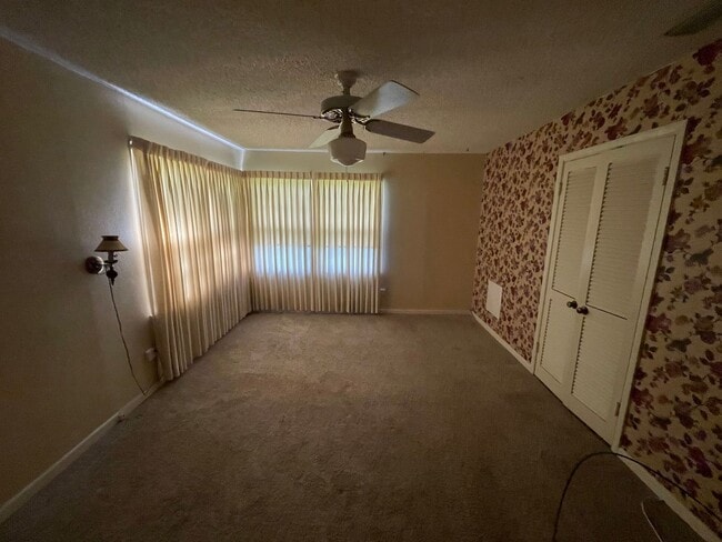 Building Photo - Spacious 3 bedroom, 2 bath
