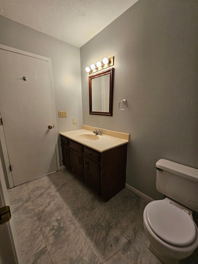Building Photo - 2 bdrm off Mattis Ave