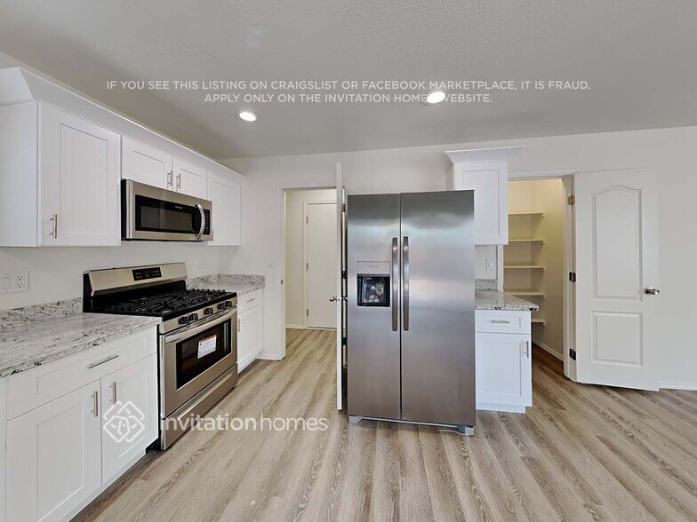 Building Photo - 651 E Banelli Pl