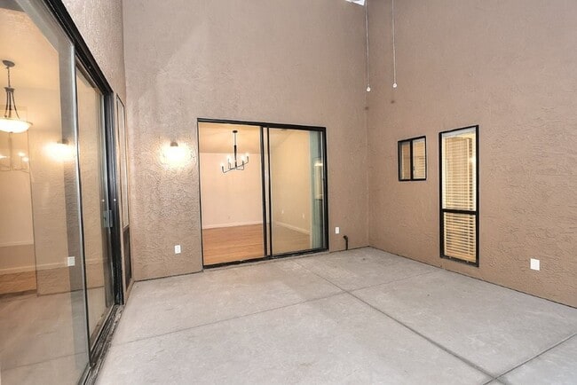 Building Photo - Beautiful corner halfplex available now for rent!