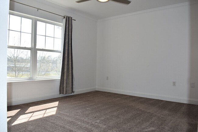 Building Photo - Like NEW 2 Bedroom 2.5 Bath Townhouse in V...