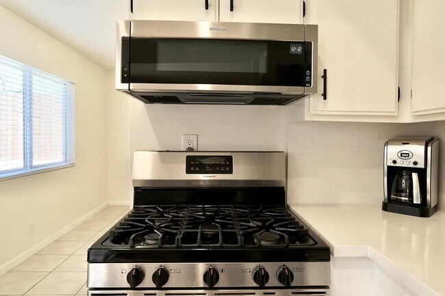 Building Photo - 127 Maple Rd