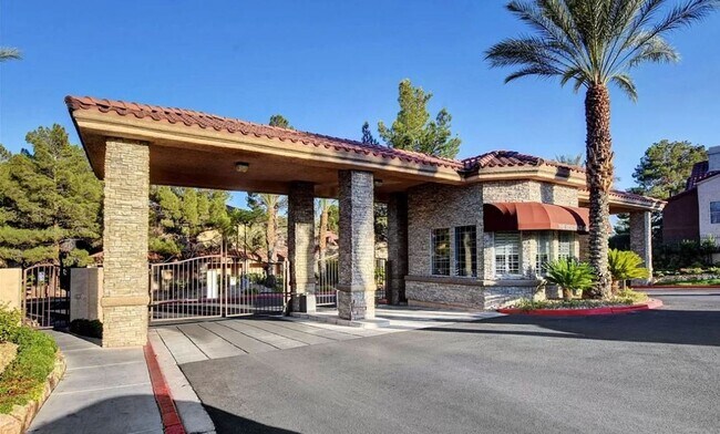 Building Photo - RESORT STYLE LIVING!