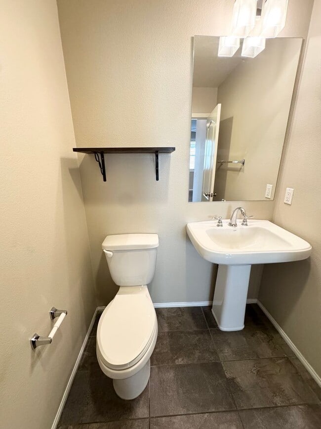 Building Photo - Newer Built Townhome with Solar in Gated Community! Pet-Friendly!