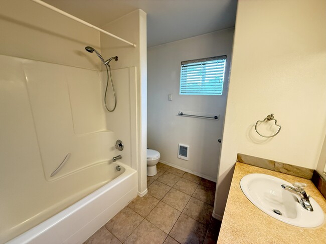 Building Photo - 626 Britton Ln