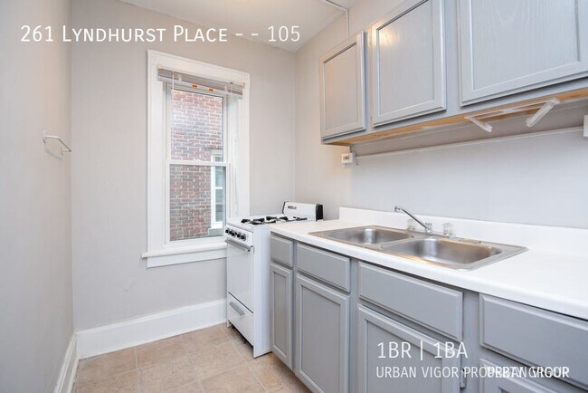 Building Photo - 261 Lyndhurst Pl