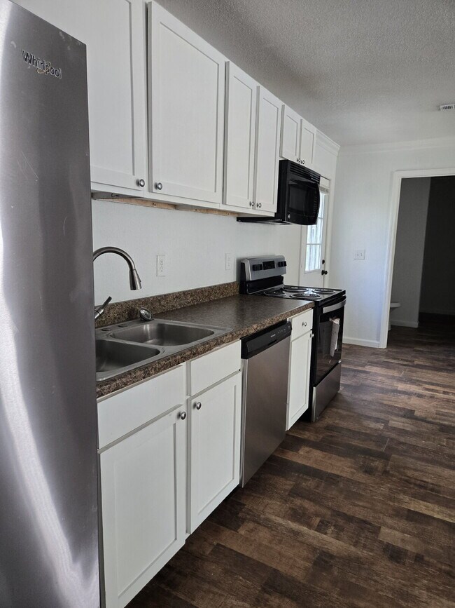Building Photo - Oversized ONE Bedroom *HALF OFF YOUR FIRST MONTH*