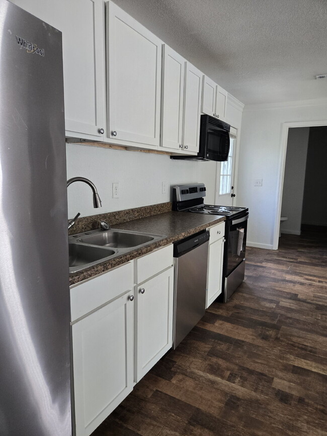 Building Photo - Oversized ONE Bedroom *HALF OFF YOUR FIRST...