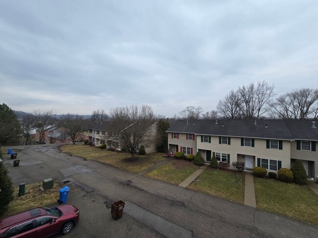 Building Photo - Large 2 Bedroom Townhouse - Burrell School District - Next to Hill Crest Country Club