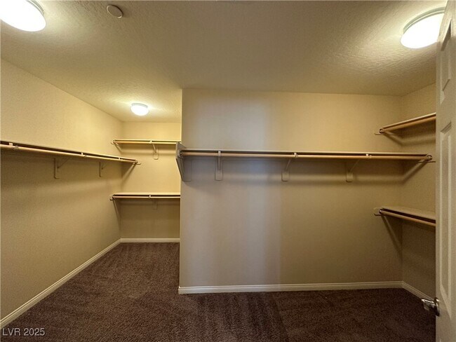 Building Photo - 6115 Scarlet Leaf St