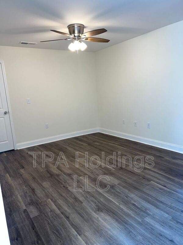 Building Photo - 43225 Creek Cir