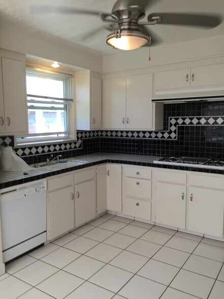 Building Photo - 5828 E Parkcrest St