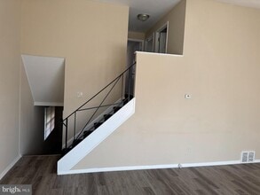 Building Photo - 119 Larch Ave